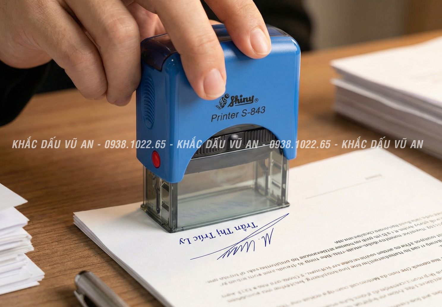 con moc dau chu ky Con dấu mộc chữ ký là vật dụng không thể thiếu đối với các cấp quản lý, giám đốc, kế toán hoặc cá nhân thường xuyên phải xử lý giấy tờ.